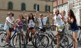 High school students exploring Italy on a bike tour!