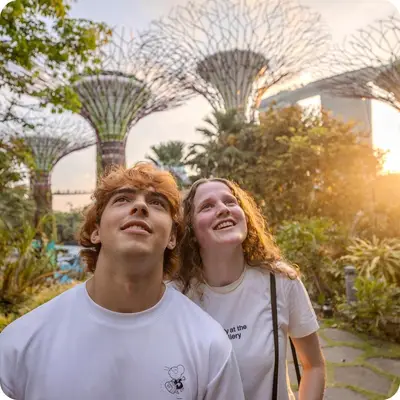 EF Gap Year students walking together in Singapore with Marina Bay Sands in the background, enjoying city exploration and tropical surroundings.
