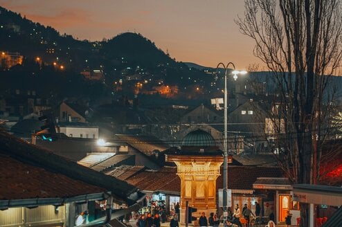 A Bosnian city at night 