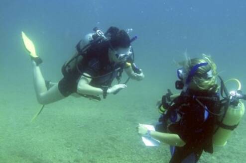 Guiding with student under water