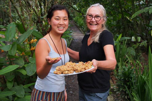 Volunteer and local Ecuadorian