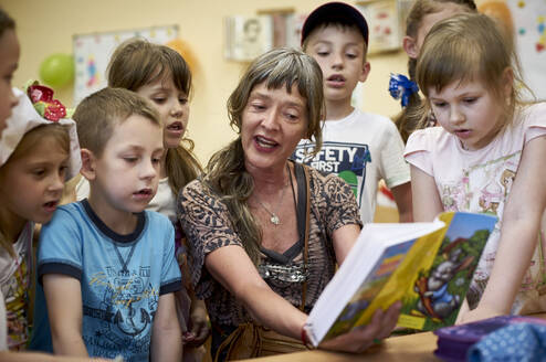 woman teaching kids