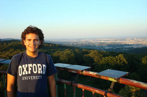 Male student wearing an Oxfod t-shirt 