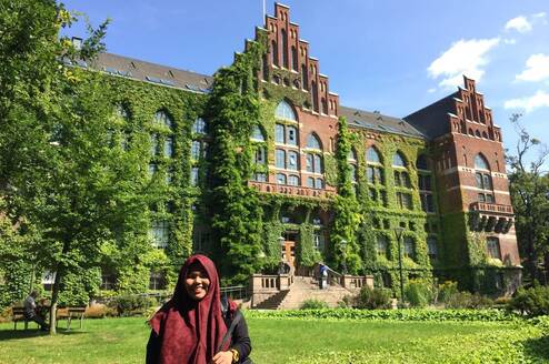Student in front of lund university