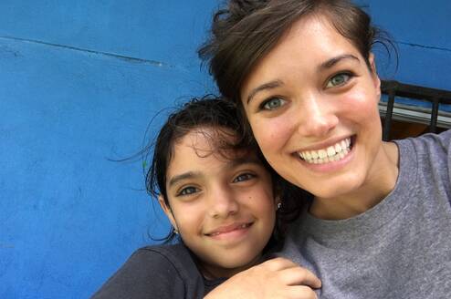volunteer with children in costa rica