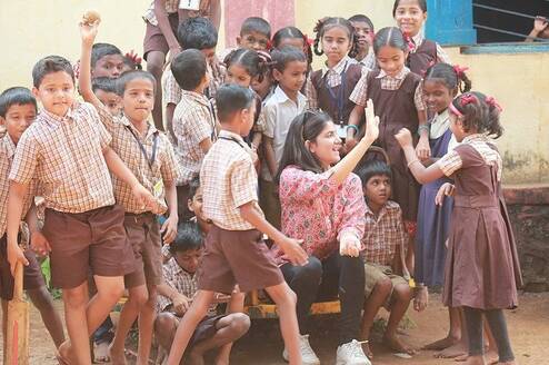 Volunteer with children of schools in rural India