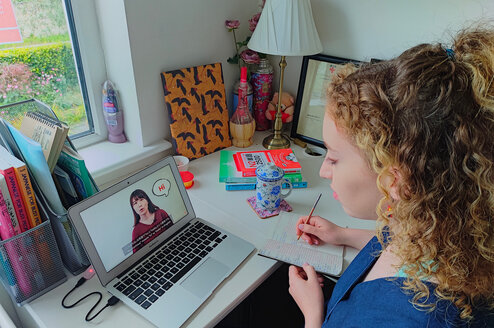 Private Japanese Online lessons; Girl in front of laptop studying Japanese online with a private tutor