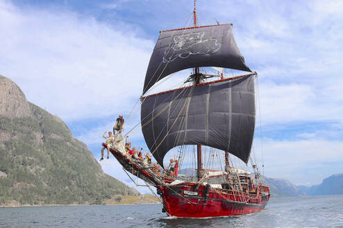 Atyla ship sailing