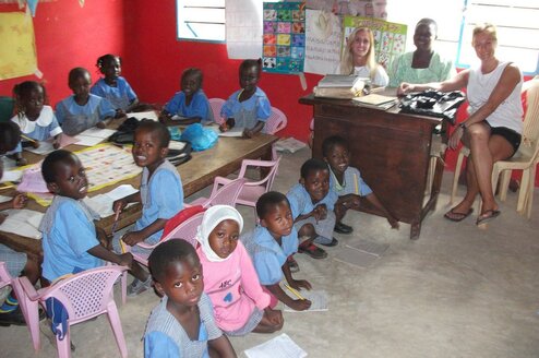 The Pros and Cons of Volunteering Abroad With a Local Organization Featured