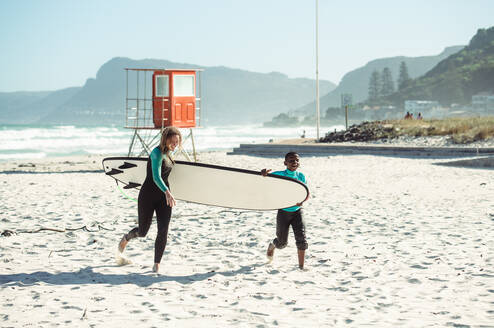 Volunteer Eline helping during a surf session.