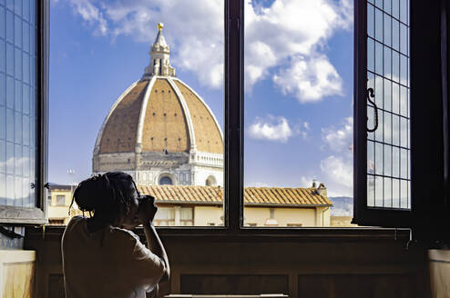 Student photographing the Duomo