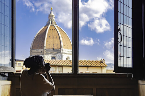Student photographing the Duomo