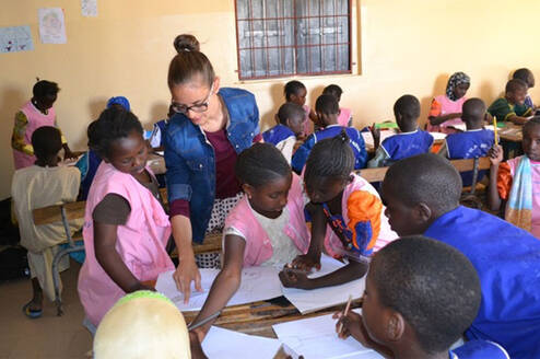 Volunteers Kenya- Volunteer teaching
