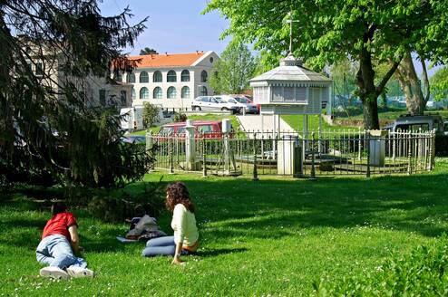 Students relaxing at the University of Santiago campus