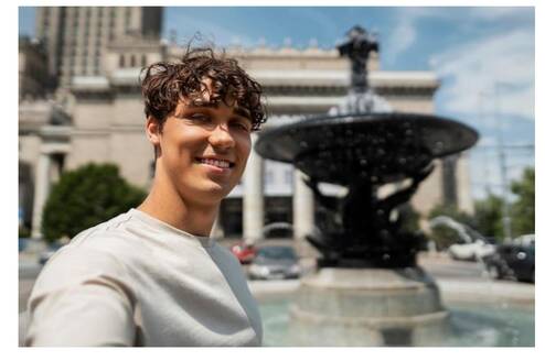 Teacher next to a neo-classical water fountain, center of Madrid