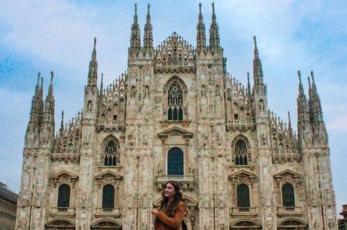 Student poses in front of Duomo