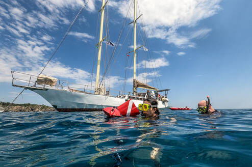Transect team in the water ©MarcBielefeld