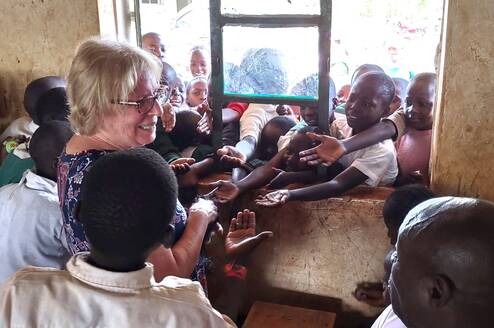 woman volunteering at primary school in Kenya