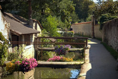 As part of the FITH French Immersion program, students enjoy peaceful walks along the scenic Yvette canals in Chevreuse, discovering the natural charm and quiet beauty of the French countryside while deepening their language immersion