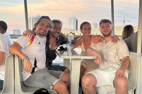 Our students love spending time on the catamaran! It’s a fun activity where they can relax, enjoy the sun, and admire the beautiful sea views. They laugh, share good moments together, and sometimes even dance or sing on board. It’s the perfect way to disconnect, make friends, and have an unforgettable experience.