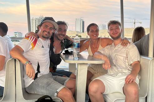 Our students love spending time on the catamaran! It’s a fun activity where they can relax, enjoy the sun, and admire the beautiful sea views. They laugh, share good moments together, and sometimes even dance or sing on board. It’s the perfect way to disconnect, make friends, and have an unforgettable experience.