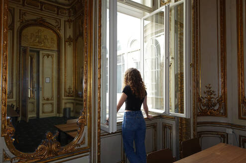 A student in the IES Vienna building.