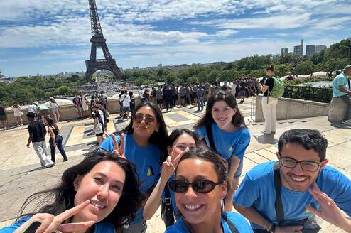The perfect selfie in Paris - Summer 2025