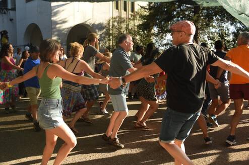 People dancing in Dançarão