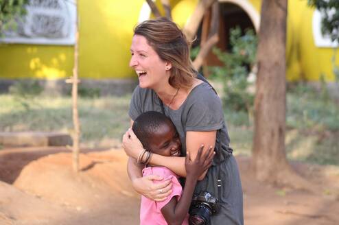 Volunteer with a disadvantaged child in Kenya