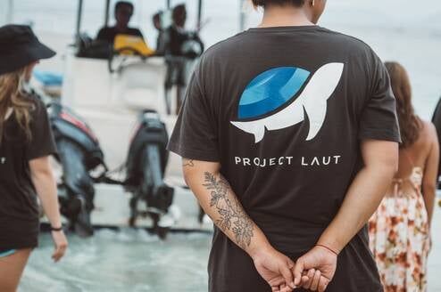 Project laut volunteers boarding the dive boat