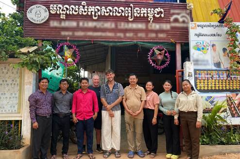 Volunteers and local teachers together at the community school in Siem Reap 🇰🇭📚  People from different countries, cultures, and generations coming together with one shared goal: supporting education, learning from each other, and creating meaningful connections within the local community 💛