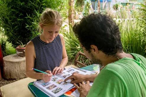 Students learning Spanish with native-speaking teachers in the heart of Antigua Guatemala. Personalized Spanish lessons help travelers, volunteers, and digital nomads build confidence and fluency.