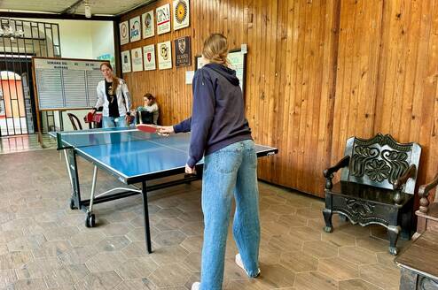 Students connecting and practicing Spanish while playing ping pong during a break at Celas Maya