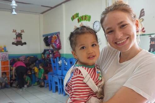 Volunteer in Costa Rica Working with Children