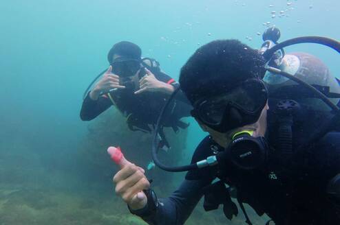 scuba diving with volunteer from south korea