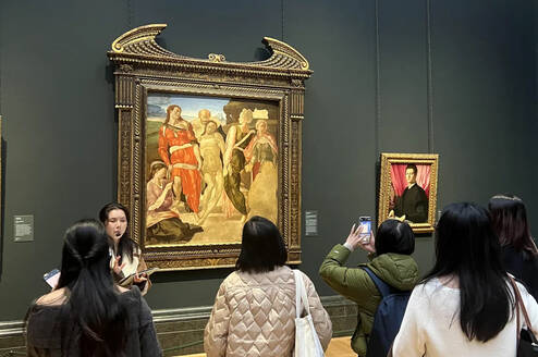 Sterna students taking part in a London gallery visit