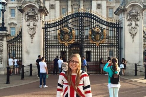 Europe Internship Placements Female intern posing at Buckingham Palace in London!