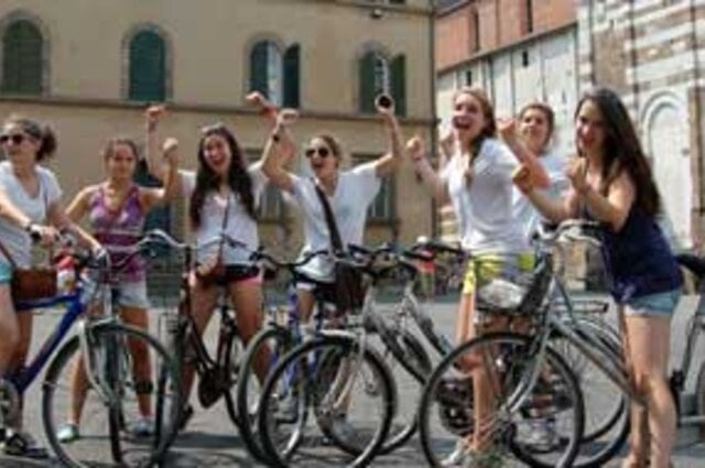 High school students exploring Italy on a bike tour!