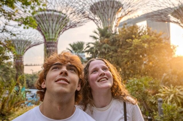 EF Gap Year students walking together in Singapore with Marina Bay Sands in the background, enjoying city exploration and tropical surroundings.