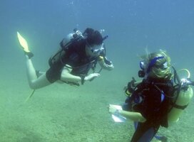 Guiding with student under water