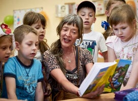 woman teaching kids