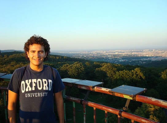 Male student wearing an Oxfod t-shirt 