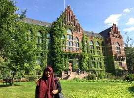 Student in front of lund university