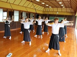 World Campus students learing Kyudo in Japan
