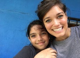 volunteer with children in costa rica