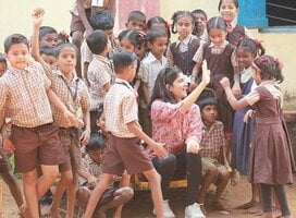 Volunteer with children of schools in rural India