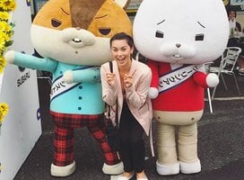 Canadian poses with characters on a Japan working holiday