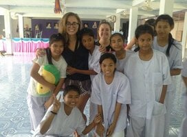 Volunteers with school kids in Thailand