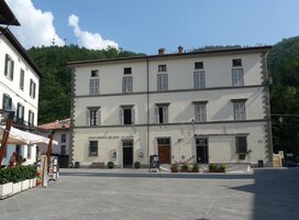 The school is located in the elegant 19th century Palazzo Malvisi with 8 fully equipped classrooms.   