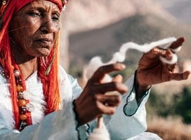 Wool hand spinning 
